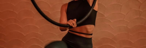 vers talent lena de aguirre (vrouw) aan de aerial hoop
